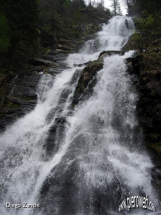 10 Cascata di Valsambuzza scrosciante d'acqua.JPG